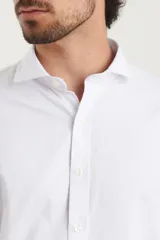 Camisa blanca de vestir, de corte clásico y manga larga.