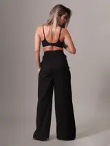 Bralette deportivo Calvin Klein negro con tirantes finos y banda inferior elástica con logo tonal.