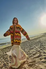 Cárdigan tejido a mano en 100% lana con diseño en zigzag y cierre frontal.