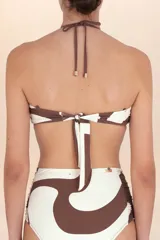 Top de bikini bandeau color marrón con estampado abstracto en blanco, con tiras finas al cuello y varilla en forma de U al centro.