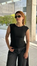 Remera negra sin mangas, de corte ajustado y escote redondo.