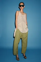 Pantalón jogger ZW Collection confeccionado en mezcla de algodón, color verde militar. Cuenta con tiro medio, cintura con trabillas y cordón ajustable, bolsillos laterales ocultos, rodilleras reforzadas y botones a presión en los tobillos para ajustar la botamanga.