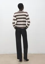 Jersey de punto medio con estampado de rayas marrones y blancas, cuello redondo y manga larga.