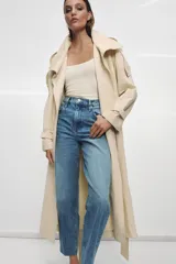 Jeans de tiro alto con corte tapered y largo al tobillo. Presenta cinco bolsillos, trabillas en la cintura, cierre frontal con cremallera y botón, y detalle de raya planchada en el delantero.