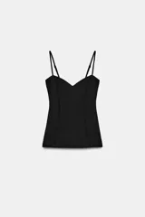 Top de escote en pico con tirantes finos ajustables. Presenta un diseño entallado con costuras verticales decorativas en el frente y bajo recto.