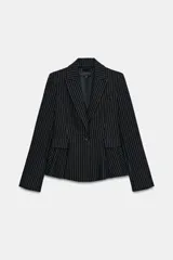 Blazer entallado con diseño peplum, confeccionado en tela con estampado de raya diplomática. Presenta cuello con solapas de muesca, cierre frontal con un botón, mangas largas y bolsillos delanteros con solapa.