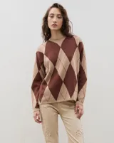 Sweater de punto con diseño de rombos en tonos marrón y beige, con cuello redondo y mangas largas.