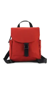 Mochila de diseño compacto con tapa frontal y cierre de hebilla tipo clip. Cuenta con correas ajustables, asa superior, bolsillos laterales y bolsillo trasero con cierre.