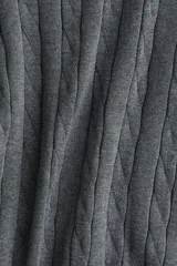 Remera polo de manga larga en punto trenzado suave color gris oscuro, con cuello clásico y tapeta de dos botones. Presenta remate acanalado en puños y bajo.