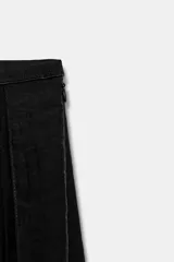 Falda midi de tiro medio de la colección ZARA Woman, confeccionada en mezcla de lyocell con acabado fluido y bajo en línea evasé. Cuenta con forro interior a tono y cierre lateral con cremallera oculta.