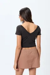 Top negro de algodón con mezcla de poliéster y elastano, con escote en V delantero y trasero.