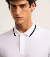 Remera tipo polo de hombre con mangas cortas, confeccionada en tejido técnico transpirable con tecnología Dry y tacto helado. Presenta cuello clásico con botones y detalle de contraste en el borde del cuello.