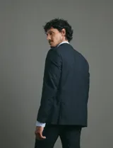 Saco sport de corte clásico, con cuello de solapa, cierre frontal de dos botones y bolsillos de ribete laterales.