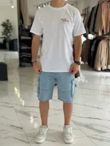 Remera blanca de corte clásico con gran estampado en la espalda que incluye diseño de busto clásico en círculo rosado y la inscripción "Turk Oficial Special Crew".