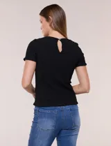 Blusa de calce al cuerpo con textura elastizada fruncida y diseño de rombos, cuello redondo de terminación ondulada, mangas cortas y ruedo con acabado ondulado.