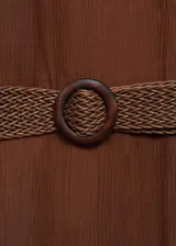 Mono largo color marrón con tirantes finos, cuello halter, cinturón con hebilla y cierre de cremallera en la parte posterior.