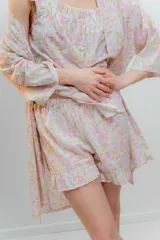 Bata kimono corta con estampado de hortensias en tonos rosados y verdes.
