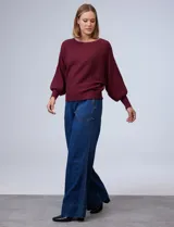 Buzo marca Cupio de tejido acanalado color azul. Tiene mangas largas estilo dolman y aplique de botones en la espalda.