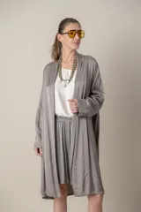 Túnica italiana en satén de seda color gris, de corte suelto con bolsillos laterales.