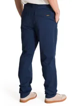 Pantalon chino de corte recto y ajustado, color azul marino, con cierre de cremallera, bolsillos laterales y bolsillos traseros con solapa y botón.
