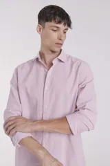 Camisa de manga larga a rayas verticales rojas y blancas, de corte recto y cuello clásico.