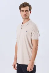 Remera polo de manga corta en color azul melange, con cuello camisero, cierre frontal de dos botones y pequeño bordado en el pecho.