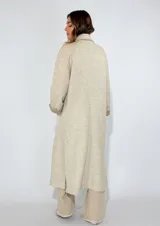 Tapado largo color beige con diseño de espiga, confeccionado en paño de lana y forrado en su interior.