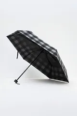 Paraguas plegable con funda protectora, estampado a cuadros vichy en tonos blanco, gris y negro.