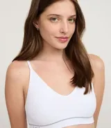 Kit de dos soutienes sin copa ni aro, uno blanco y otro gris, confeccionados en tejido seamless texturizado de microfibra. Ambos tienen escote en V, breteles finos ajustables y una banda elástica con el logo "Lov" en la parte inferior.