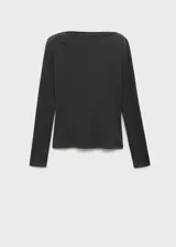 Remera de manga larga y diseño entallado, confeccionada en mezcla de poliéster, viscosa y elastano, con elegante cuello barco.
