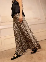 Falda larga de razo con estampado animal print y elástico en la cintura.