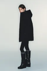 Chaqueta acolchada de color negro, resistente al agua y al viento, con aislamiento térmico. Presenta cuello subido con capucha, cierre frontal con cremallera termosellada de doble cursor, bolsillos laterales con forro polar y puños interiores elásticos.