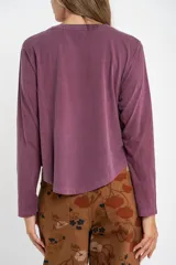 Remera de manga larga con cuello redondo, confeccionada en algodón lavado con efecto desgastado. Presenta un corte oversize y una textura suave y resistente.