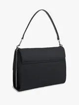 Cartera tipo shoulder bag de Tommy Hilfiger en color negro, confeccionada en poliéster reciclado. Cuenta con diseño de solapa frontal, logo monograma TH bordado y correa ajustable y extraíble con herrajes plateados.