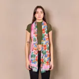 Pashmina rectangular de poliéster con estampado de flores y hojas en colores vibrantes sobre fondo blanco.