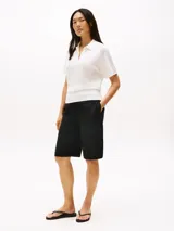 Ojotas Tommy Hilfiger negras con logo texturizado en la tira.