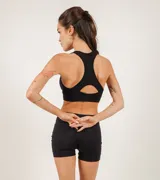 Top deportivo blanco de microfibra sin costuras, con copas removibles y gran sujeción.