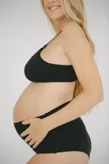 Bombacha maternal de algodón color negro, de tiro alto con faja delantera de doble tejido para soporte durante el embarazo y el postparto.
