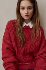 Sweater de tejido tramado color azul con cuello redondo, mangas largas de hombro caído y terminaciones de rib.