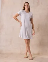 Camisón corto de tejido soft estampado, marca René Rofé. Tiene escote redondo con abertura y mangas cortas.