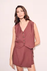 Chaleco negro con escote en V y cierre frontal con botones.