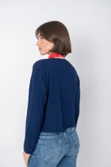 Cardigan celeste con cuello a la base, de lana, cashmere, acrílico y viscosa.