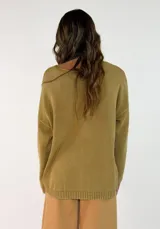 Sweater de punto de algodón con cuello redondo, mangas largas con hombros caídos y diseño holgado con terminaciones acanaladas.