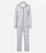 Pijama de dos piezas estilo americano, confeccionado en viscolycra con estampado de cuadros, corazones y cerezas. La blusa presenta cuello solapa, manga larga y cierre frontal con botones. El pantalón cuenta con cintura elástica para mayor comodidad.