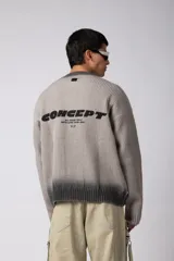 Sweater de punto acanalado con diseño degradado de negro a gris en el cuello y el ruedo. Presenta un corte regular y un pequeño bordado central en el pecho.
