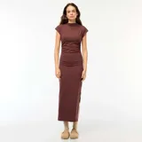 Vestido largo marrón de corte ajustado, con cuello alto, mangas cortas y frunces laterales.