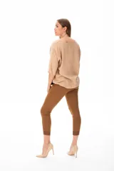 Blusa color beige de algodón, con escote redondo y mangas 3/4.