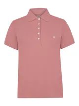 Remera tipo polo de piqué color rosado de la marca RKF, modelo Sandie. Cuenta con cuello camisero, manga corta, tapeta con cinco botones y pequeño bordado del logo de la marca en el pecho.
