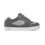 Zapatillas grises de skate con detalles en gris claro, confeccionadas en gamuza, con suela blanca y logo de la marca en el lateral.