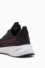 Championes deportivos Puma Flyer Lite 4, color negro con detalles en fucsia y suela blanca.
